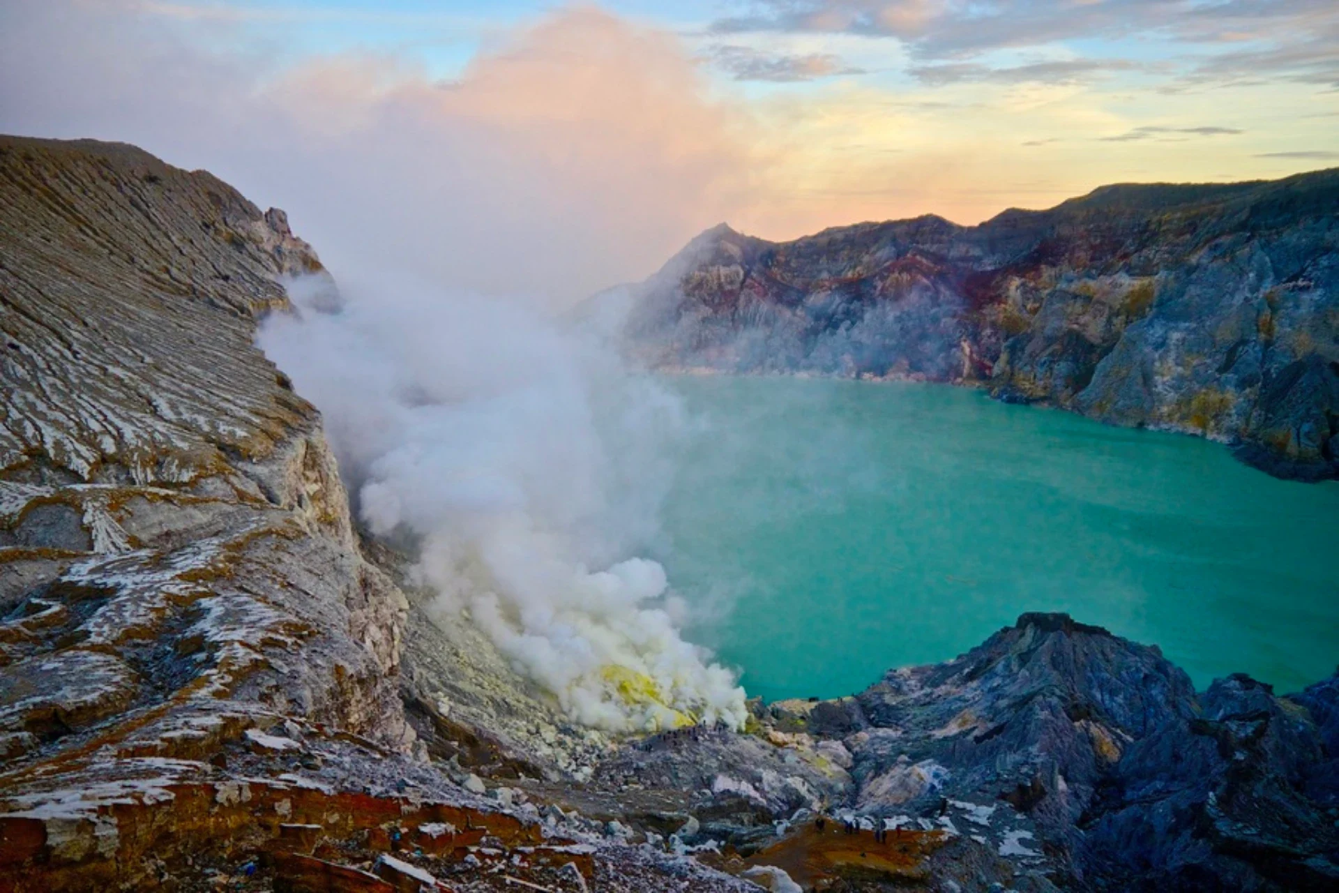 Kawah-Ijen-Sunrise